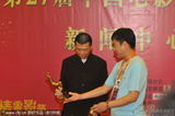 幻灯图集：冯小刚金鸡笑揽两大奖杯
