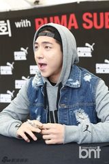 组图：B1A4携手代言品牌举行粉丝签名会