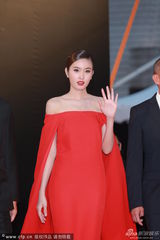 组图：群星亮相金像红毯 汤唯领衔众女星斗艳