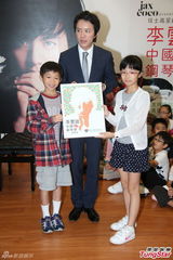 组图：李云迪香港亮相 拒做访问避谈摸臀事件