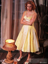 组图：斯嘉丽出演舞台剧 脱裙露豪乳“香飘四溢”