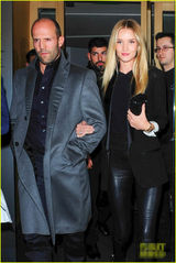 组图：超模罗茜与男友斯坦森约会 车内撒娇索吻