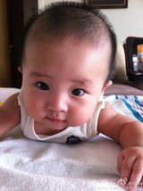 组图：齐秦小24岁娇妻曝光 2岁女儿粉嫩可爱