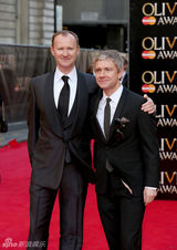 组图：“华生”马丁墨镜摆酷 惜败戏剧奖无笑容