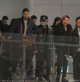 组图：郭德纲不理传闻携老婆上海捞金 团队庞大