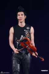 组图：王力宏开唱战袍驾坦克 与伴舞玩暧昧