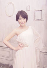 组图：徐子淳优雅复古写真 白裙纯美高贵