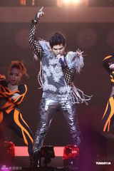 组图：周杰伦首次高雄开唱 江蕙助阵合唱《屋顶》