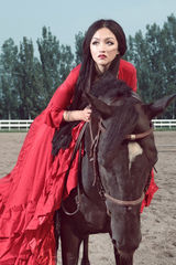 《杀狼花》卫小雨红裙写真