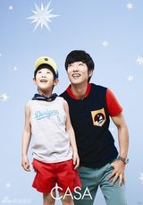 组图：韩星李钟赫与“儿子”拍温馨亲子写真