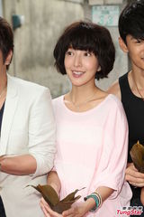 组图：孙耀威不敌美食狂嗑粽子