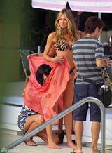 组图：超模坎蒂丝拍摄现场曝光 豹纹泳衣现野性