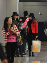 组图：李湘一家三口现身机场 萌萝莉呆坐行李箱