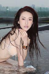 组图:张俪比基尼写真妖娆多姿 秀臀线变身性感女神