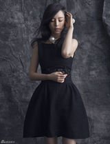 组图：张静初登杂志封面 自信演绎摩登魅力