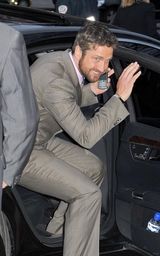 高清图：《赏金猎人》巴黎首映 安妮斯顿红裙夺目