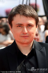 组图：电影《山之外》发布 导演牵二美得意亮相