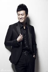 组图：戚迹黑白写真着西服朝气十足