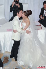 组图：张美妮穿传统裙褂出嫁 新郎深情热吻