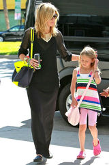 高清图：海蒂-克鲁姆和女儿出行黑衣背潮包现身