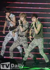 组图：朴宰范INFINITE等热唱PEPSI演唱会