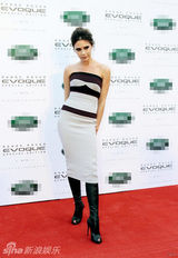 组图：维多利亚抵京参加活动 抹胸裙大秀身材