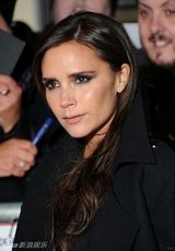 组图：贝克汉姆一家亮相三儿子帅气 慈爱献吻