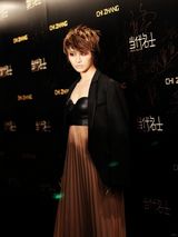 组图：尚雯婕携果味VC看秀 手绘隐形上衣获赞