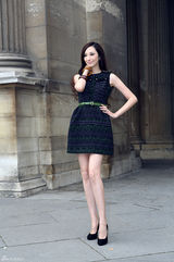 组图：吴佩慈蓬蓬裙秀美腿 低调华丽展少女风情