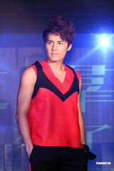 组图：吴克群发新专辑 单膝下跪示爱徐若瑄