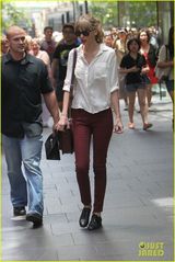 组图：泰勒-斯威夫特白衬衫现身街头 标志红唇抢眼