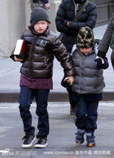 组图：凯特-布兰切特携子漫步街头神采奕奕