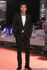 组图：王传一亮相红毯 黑色西装配领结时尚绅士