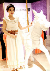 组图：袁姗姗人气爆棚上海走秀引围观