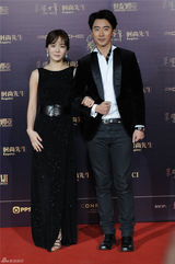 组图：吴镇宇时尚盛典帅气 钟丽缇绿裙秀性感