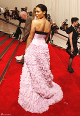 高清组图：纽约大都会庆典 罗莎里奥-唐森低胸性感