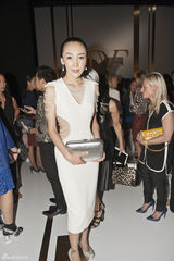 组图：阿筎那镂空裙露蛮腰 与吴莫愁亲密合影