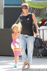 组图：哈利贝瑞挺肚逛街 爱女见镜头扮鬼脸