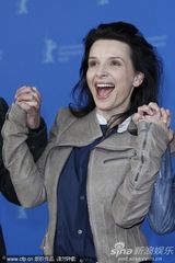 组图：《她们》记者会 比诺什开心搞怪热吻女星