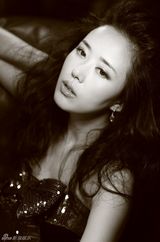 高清图：颜丹晨演绎时尚黑白复古写真 玩转时光倒影