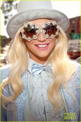 组图:儿童选择奖红毯  暮光女秀美腿钱妞变绅士