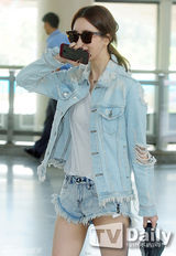 组图：李多海机场时尚夺目 牛仔装热裤抢镜