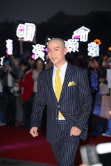 组图：魏千翔亮相街拍盛典光头抢镜