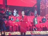 组图：蛇年春晚倒计时 众主播后台拜年花絮照