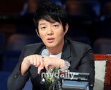 组图：金正恩李范秀任SBS台选秀节目评委出席宣传