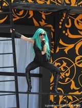 组图：Lady Gaga彩排亲力亲为 自行上下爬钢架