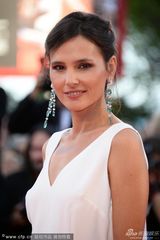 组图：评审团成员拉朵嫣白裙优雅亮相红毯