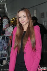 组图：安室奈美惠赴港将开唱 歌迷热情接机