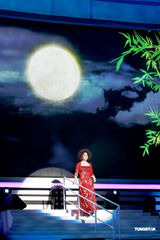 组图：蔡琴红馆开唱着低胸装 性感装扮突破以往