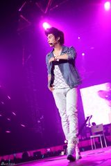 组图：韩国人气男组合SHINee首次开个唱